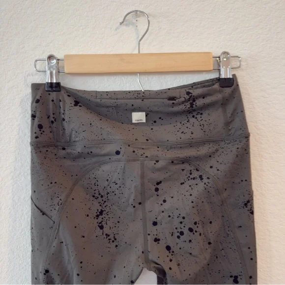 Vuori- Women’s Stride Legging in Oregano Splatter- Small